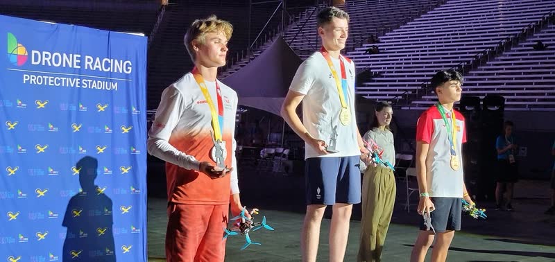 Podium wyścigów dronów The World Games 2022 w Birmingham: Paweł Laszczak ze srebrem, Killian Rousseau ze złotem, Alejandro Zamora z brązem.